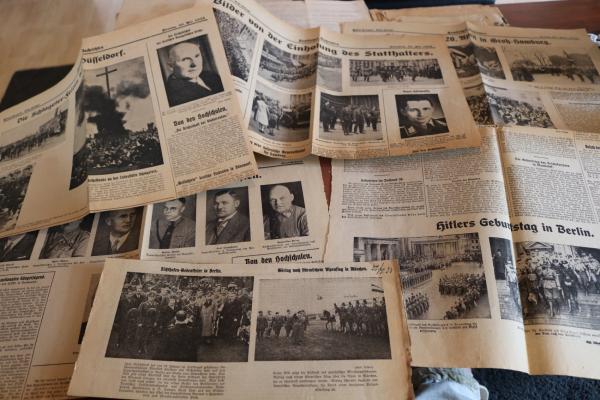 verschiedene alte Zeitungsauschnitte  Feierlichkeiten usw.